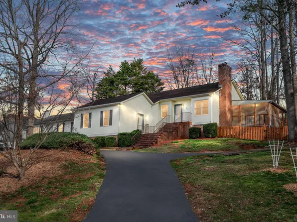 207 Saint Ives Rd, Charlottesville, VA 22911