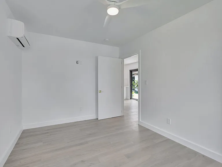 1361 SE 4th St #3 — Photo 19