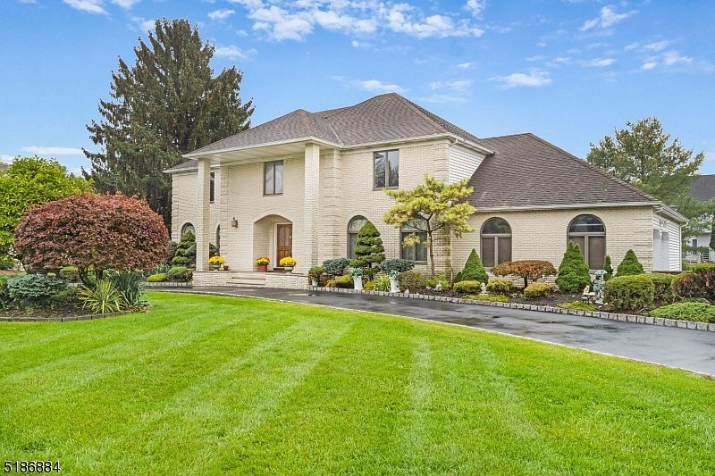 1st image of 39 Winchester Dr