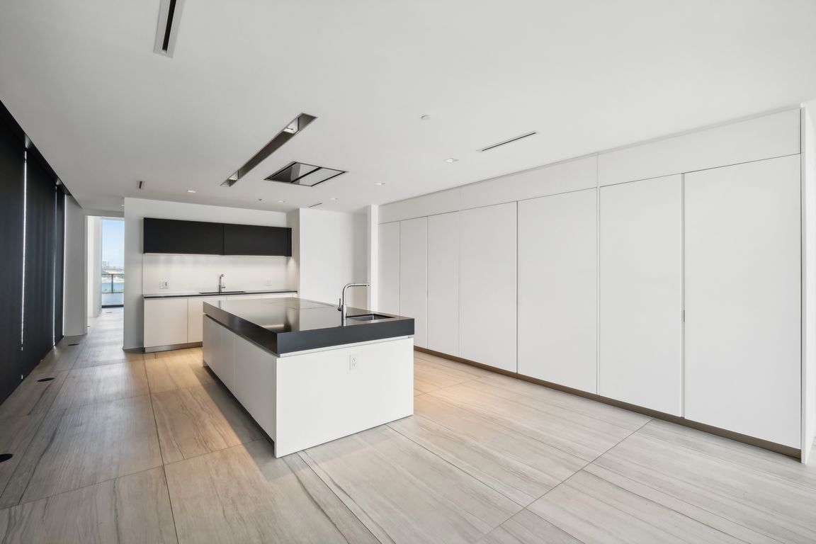 Biscayne Blvd 1002-018