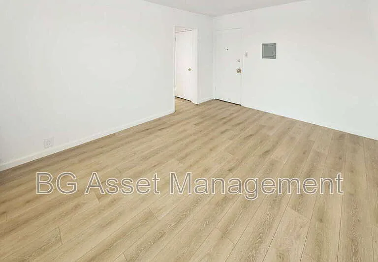 2039 Macarthur Blvd #10 — Photo 3
