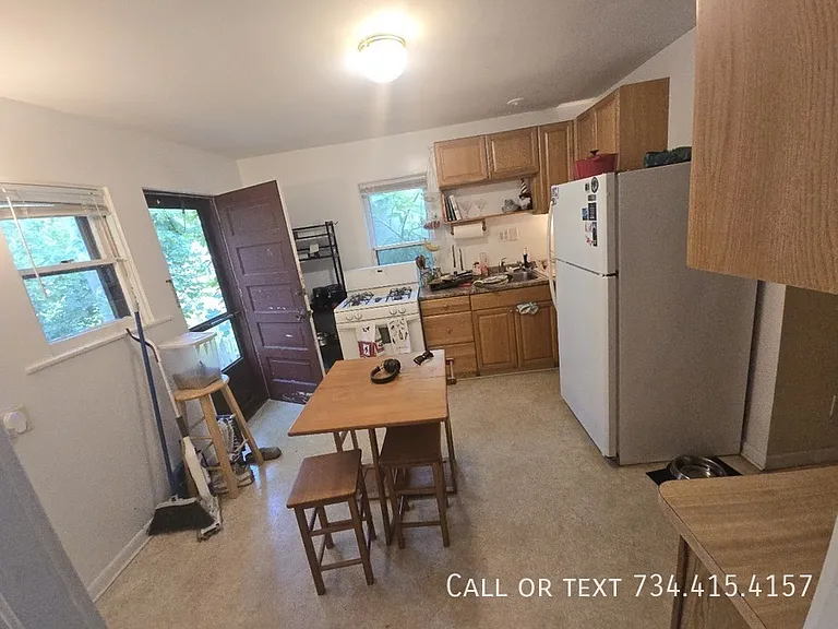 110 E Summit St — Photo 9