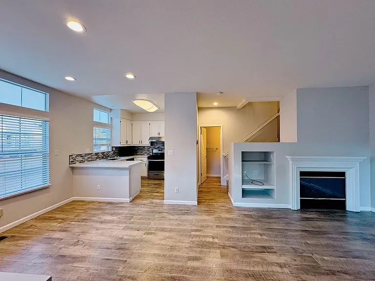 3414 Dayton Cmn — Photo 3