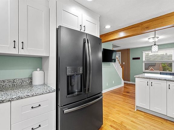 5th image of 245 Lynn Dr