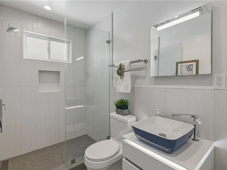 2611 Alvord Ln — Photo 9