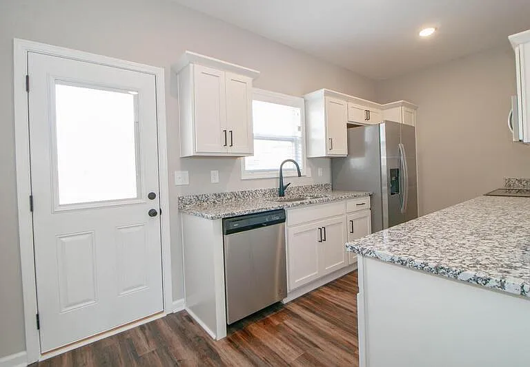 1115-E4 Hillwood Dr — Photo 6