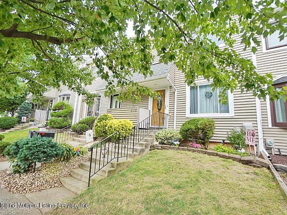 3rd image of 215 Balsam Pl