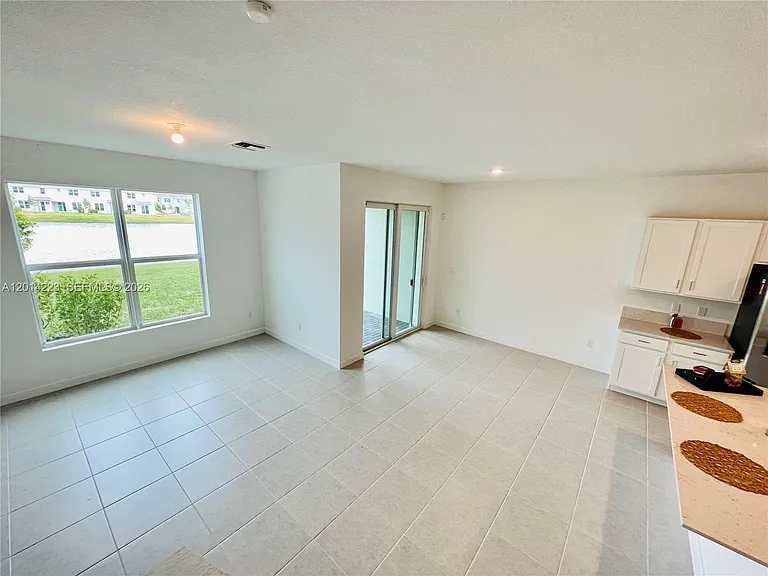 6923 Harbours Edge Ave — Photo 5