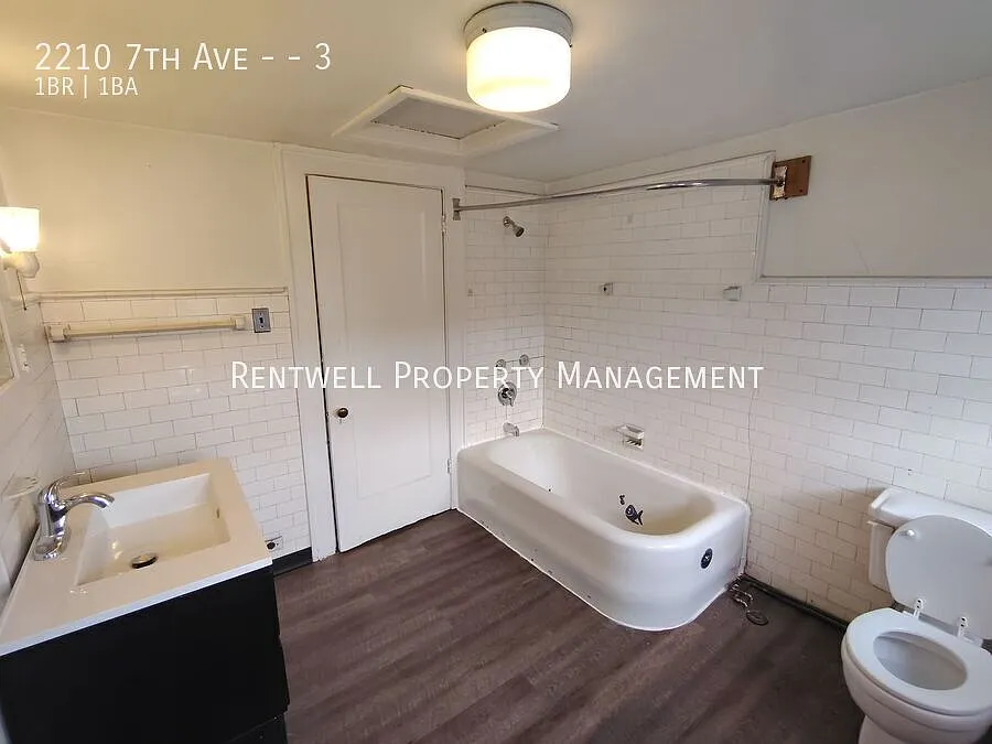 Charming 1-Bedroom Efficiency with Natural Light & Shared Yard — Photo 4