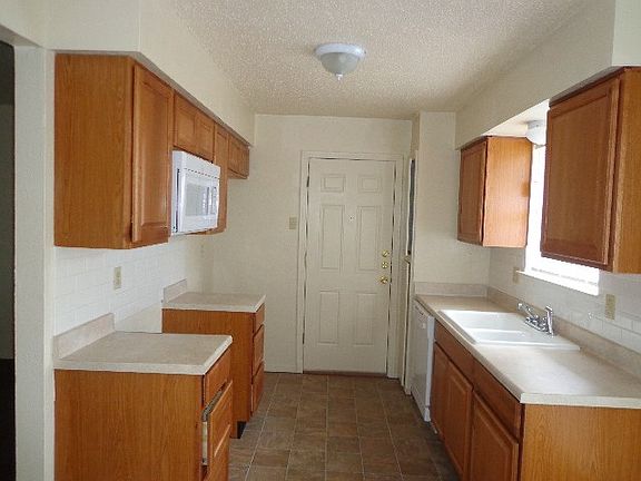 4th image of 922 Malibu Dr