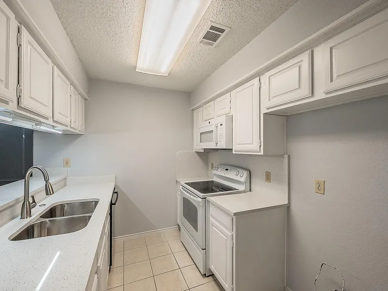 2800 Keller Springs Rd #10 — Photo 16