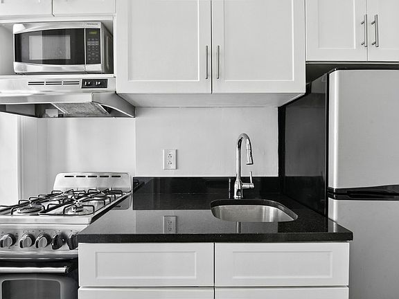 4th image of 52 Clark St APT 5R