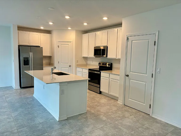 645 Bell Prairie Cir — Photo 3