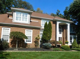 13 Tudor Dr, Farmingdale, NJ 07727