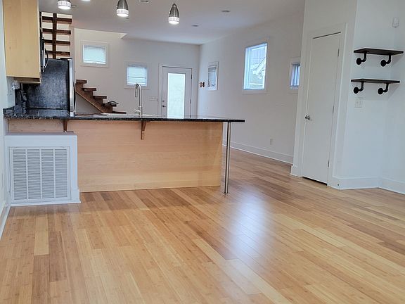 4th image of 1023 2nd Ave S