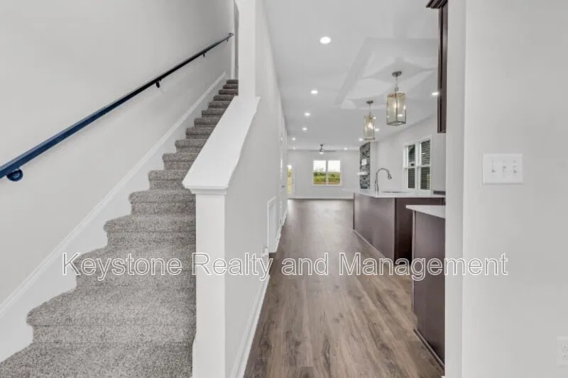 3 bed, 2.5 bath, 1556 sqft, $1,795 — Photo 3