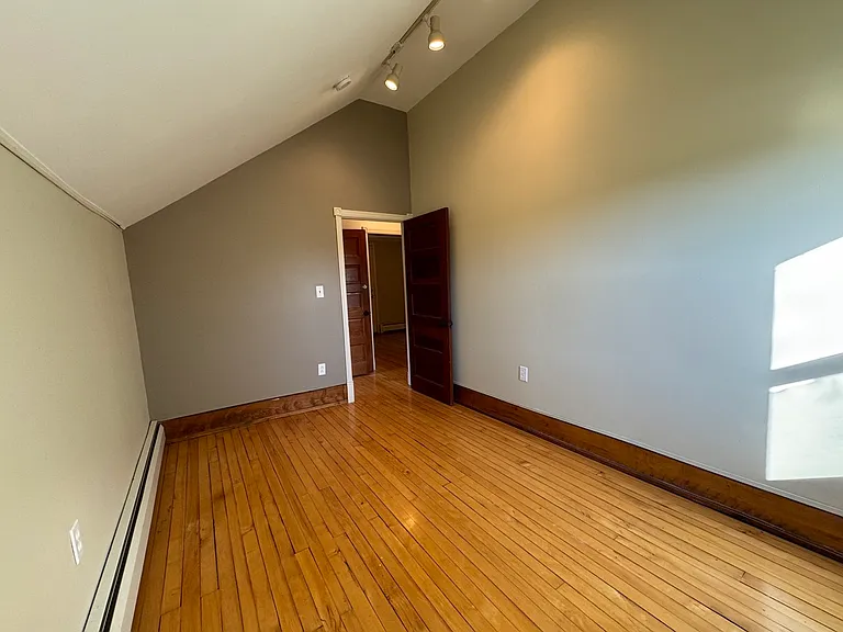 6121 Clinton St — Photo 6