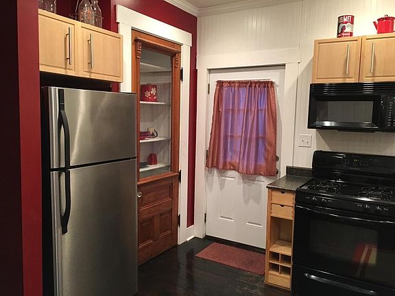 5th image of 221 College St