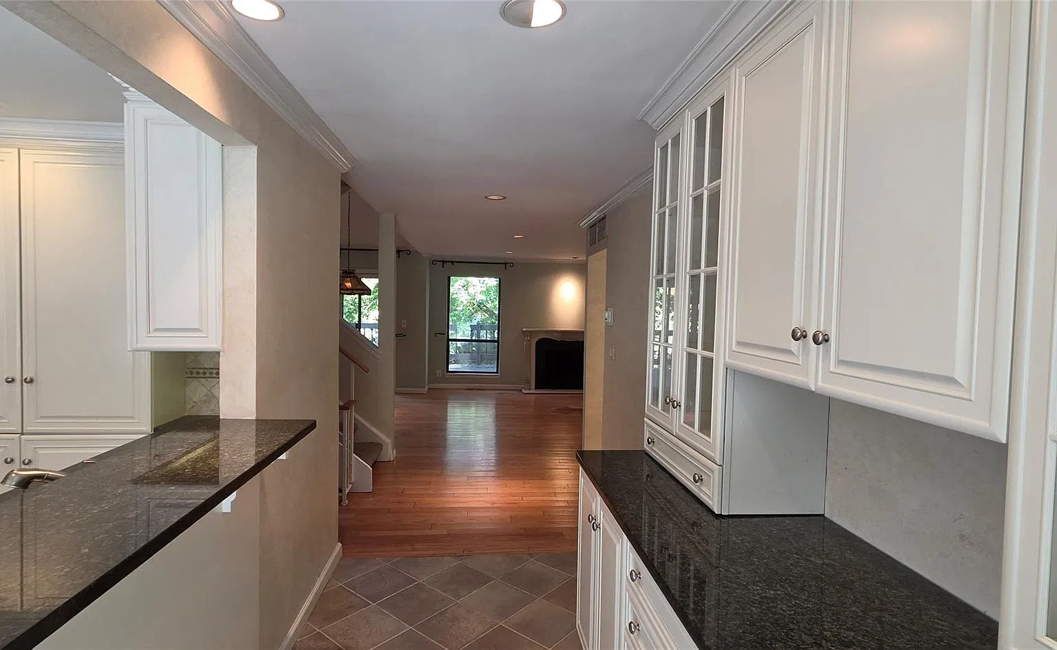 4 bed, 2.5 bath, 2416 sqft, $7,000 — Photo 2