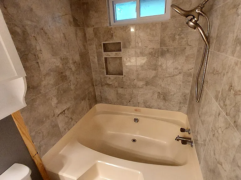 604 Mayflower Ln — Photo 8