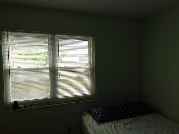 3rd image of 327 Domaris Ave