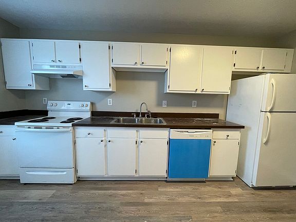 3rd image of 201-389 Poplar Cir #381A