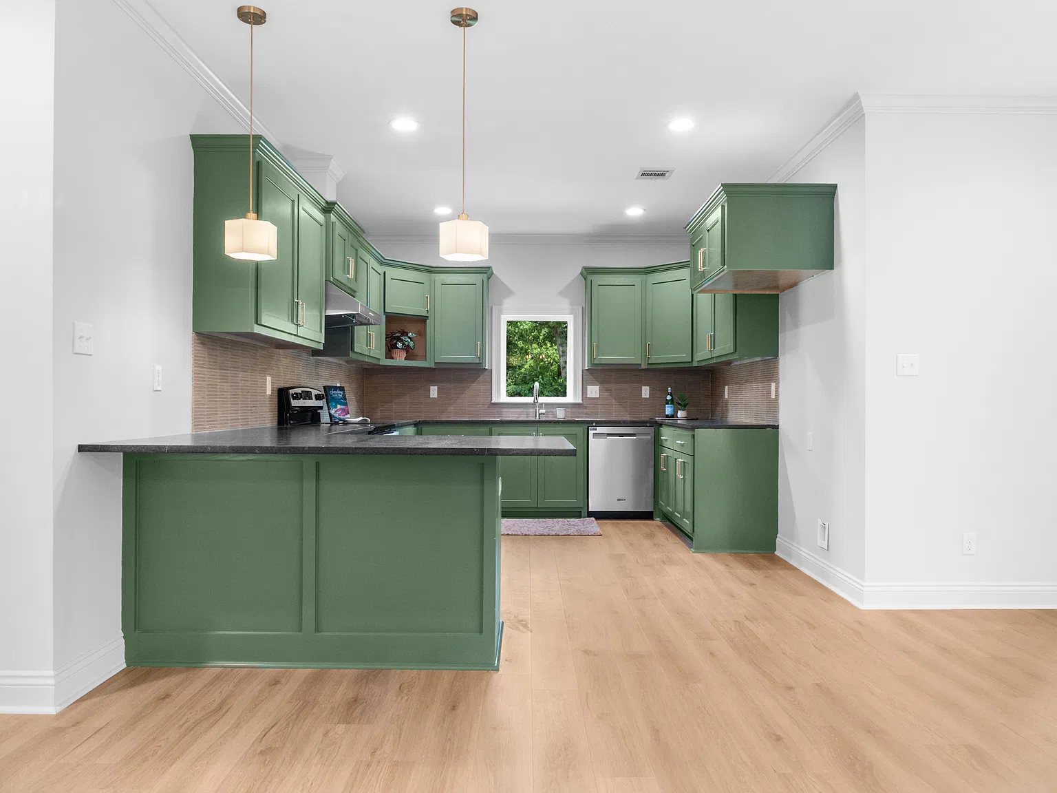 3 bed, 1572 sqft, $2,150 — Photo 1