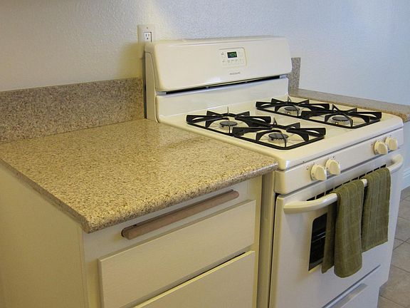 4th image of 5851 Hazeltine Ave #203