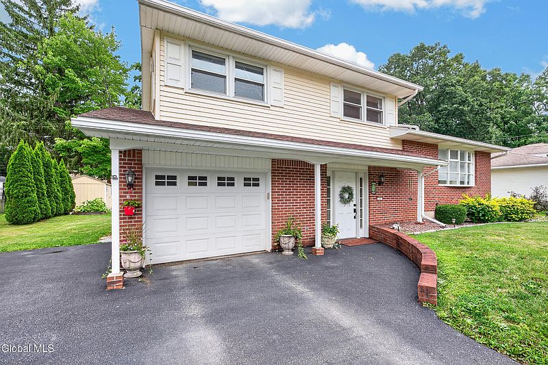 3rd image of 11 Evergreen Drive