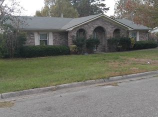 215 Deerwood Dr, Hinesville, GA 31313