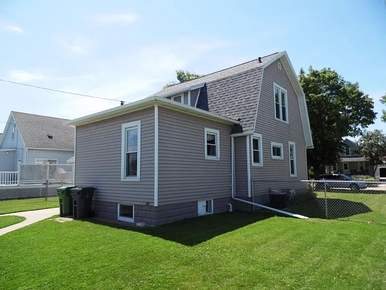 129 N John St — Photo 21