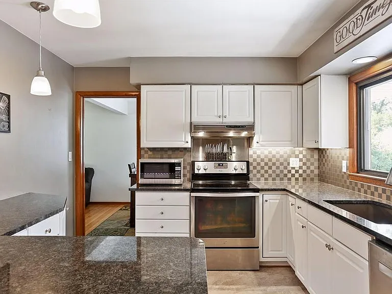 251 Stanley St E — Photo 25