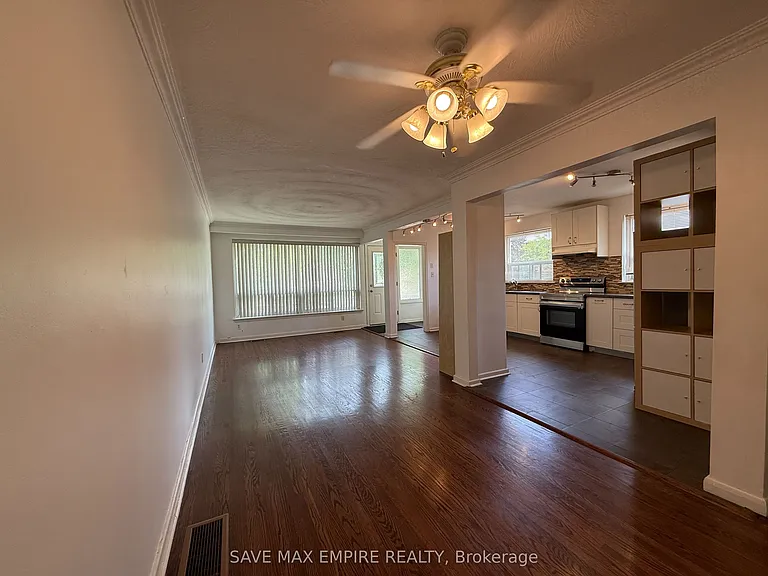 1560 Sandgate Cres — Photo 7