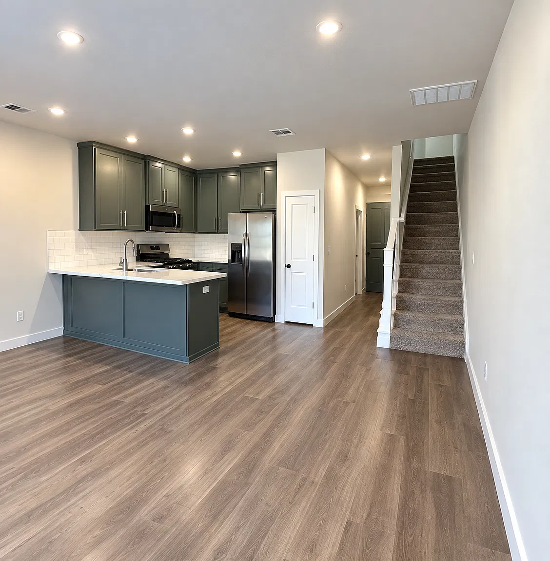 3 bed, 2.5 bath, 1414 sqft, $1,895 — Photo 3