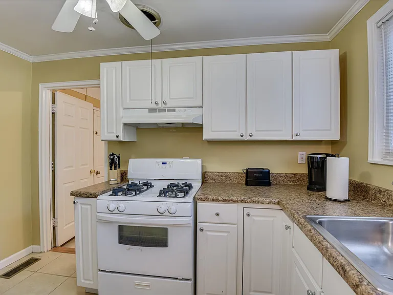 1803 Heath St — Photo 16