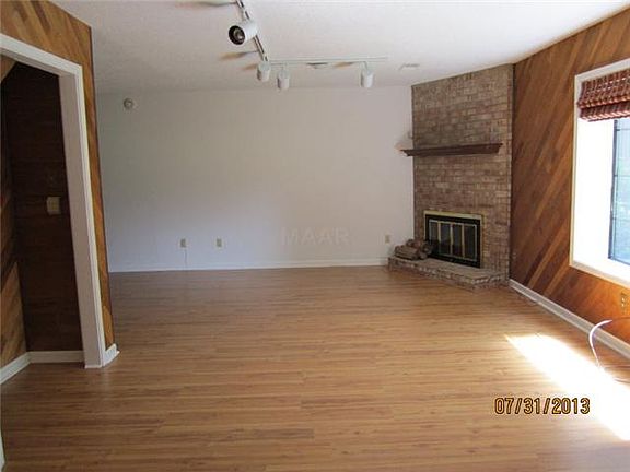 3rd image of 1670 E Ravenhill Dr