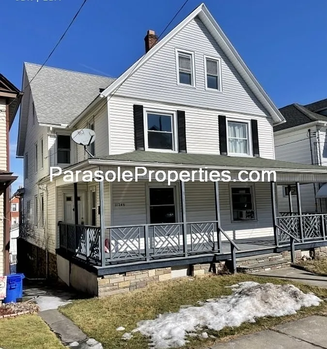 1124 1/2 W Locust St #2