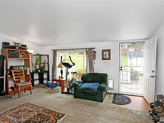 3rd image of 13980 Klahanie Ln SE