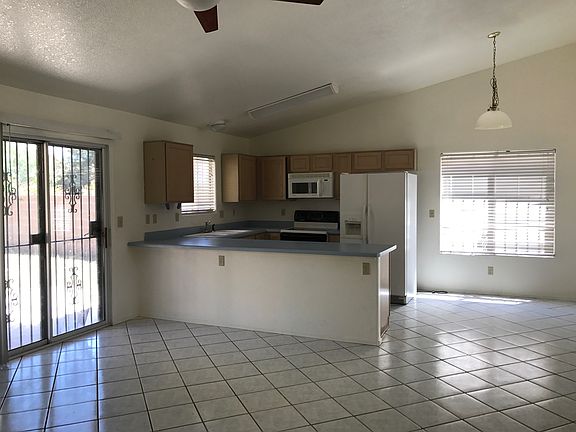 Breakfast bar / dining area
