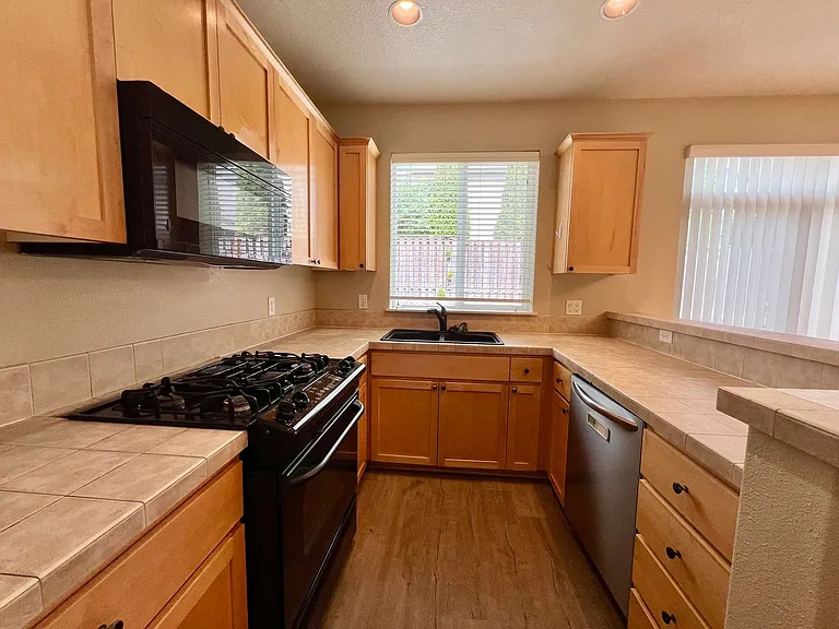 1048 SE Tamora Ave — Photo 5