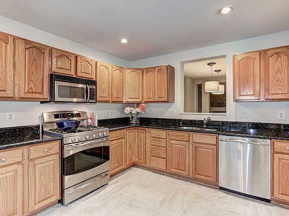 Spacious Kitchen Granite