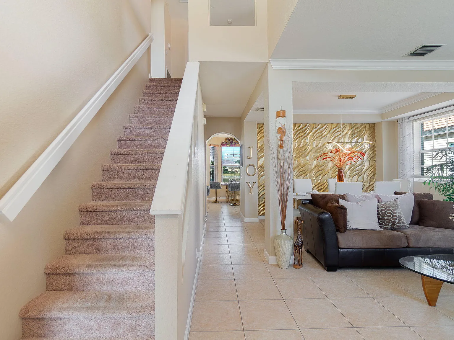 5 bed, 3.0 bath, 2696 sqft, $4,000 — Photo 3