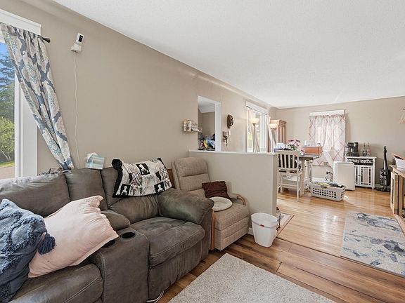 3rd image of 1801 Tyrol St