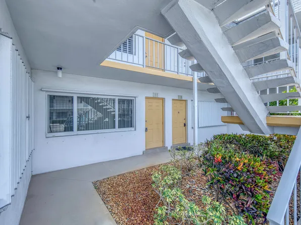 3240 LAKE OSBORNE Drive #109, Lake Worth Beach, FL 33461
