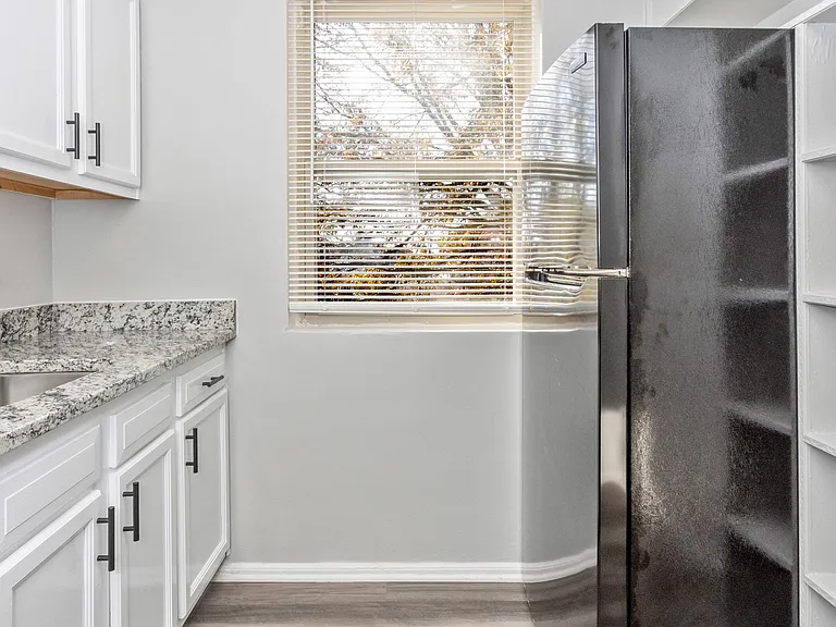 Emerald Apartments — Photo 9