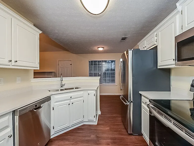 406 Summer Hill Cir — Photo 8