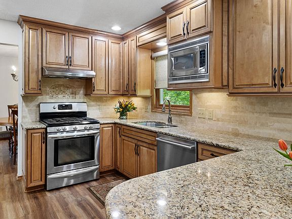 5th image of 2035 Black Oaks Ln N