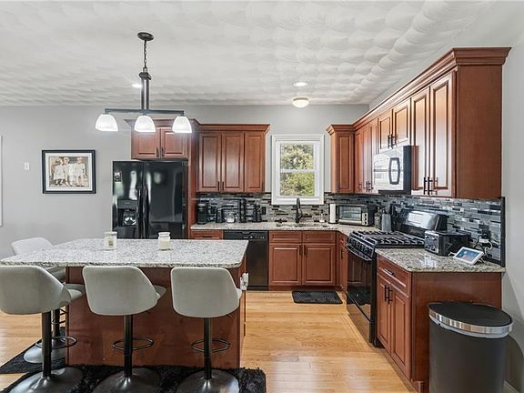 5th image of 19 Curry Rd