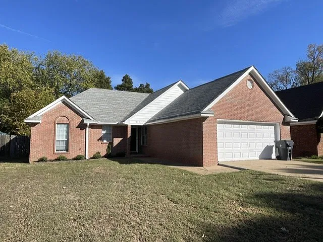 3 bed, 1350 sqft, $1,950 — Photo 1