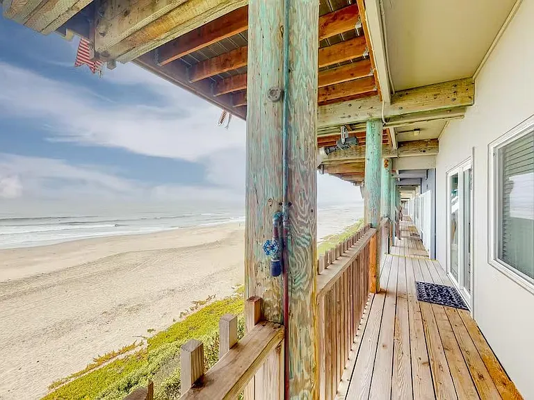 452 Oceanview Dr — Photo 32